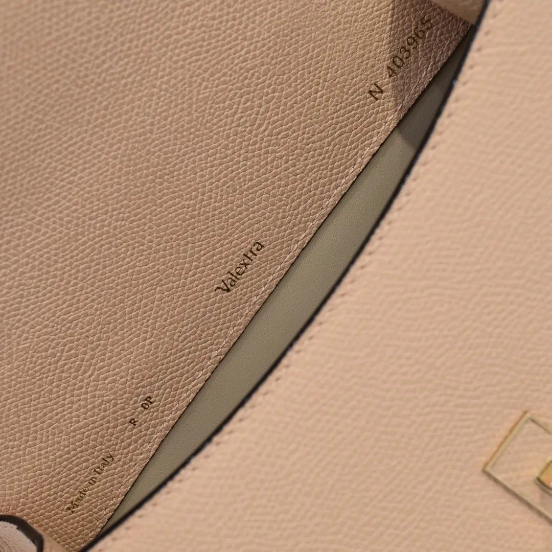 Valextra, the name of Italy's beloved horse, Iside is Val. One of extra's most iconic designs. There is no obvious logo, but the simple collective line design is very recognizable, full of architectural art, and shows a capable and intellectual style. It is made of imported palm-print lining cowhide, with up to five stitches of handwork, and the shiny oil edges test the skill of the craftsman. Small size: 22cm model 6627-1#